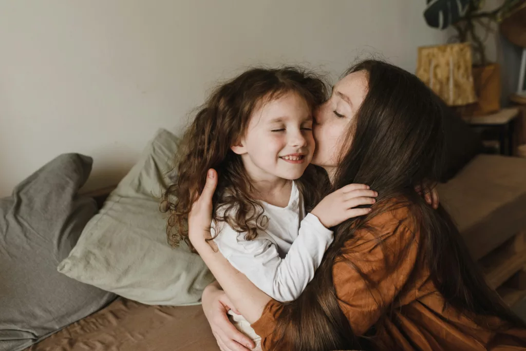 Câlin entre une mère et son enfant