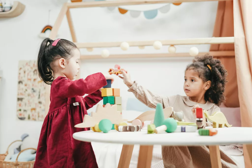 Deux enfants jouent en classe de maternelle