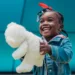 Une petite fille rigole