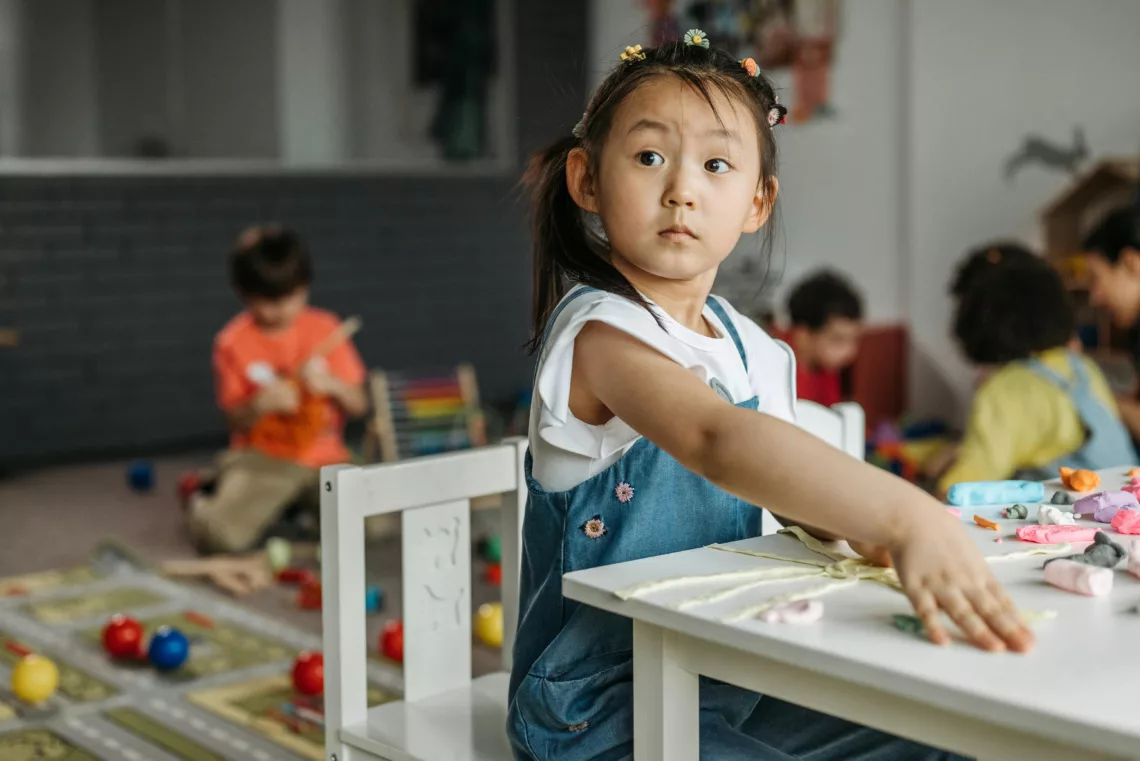 Une petite fille est dans une classe de maternelle