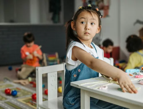 Une petite fille est dans une classe de maternelle