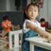 Une petite fille est dans une classe de maternelle