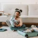 Une petite fille écoute un podcast tout en faisant sa valise
