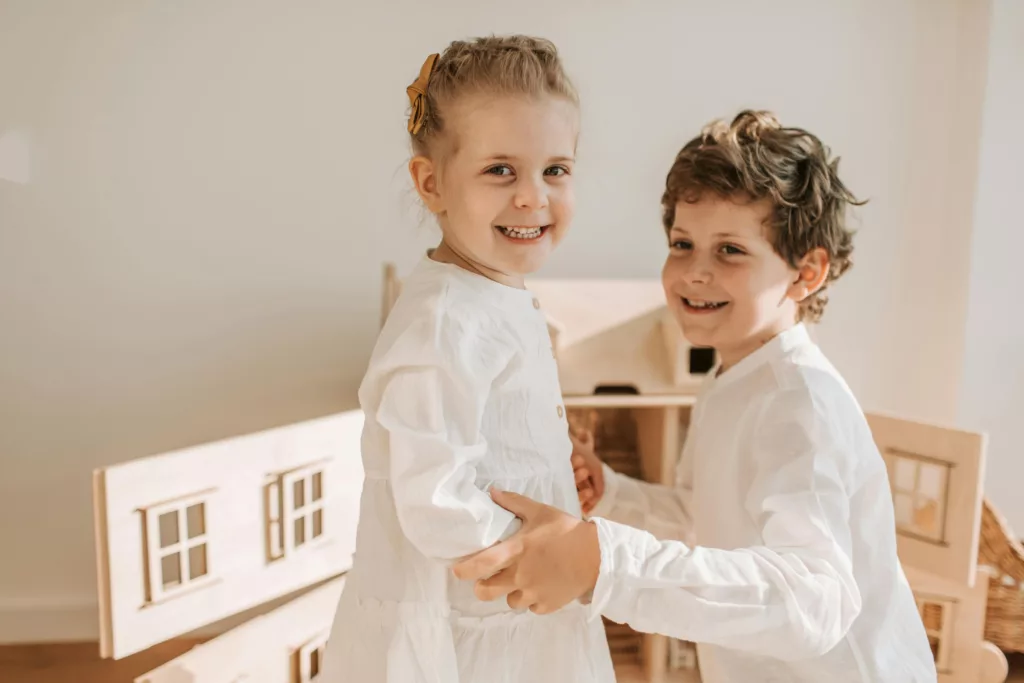 Un frère et une soeur s'amusent ensemble