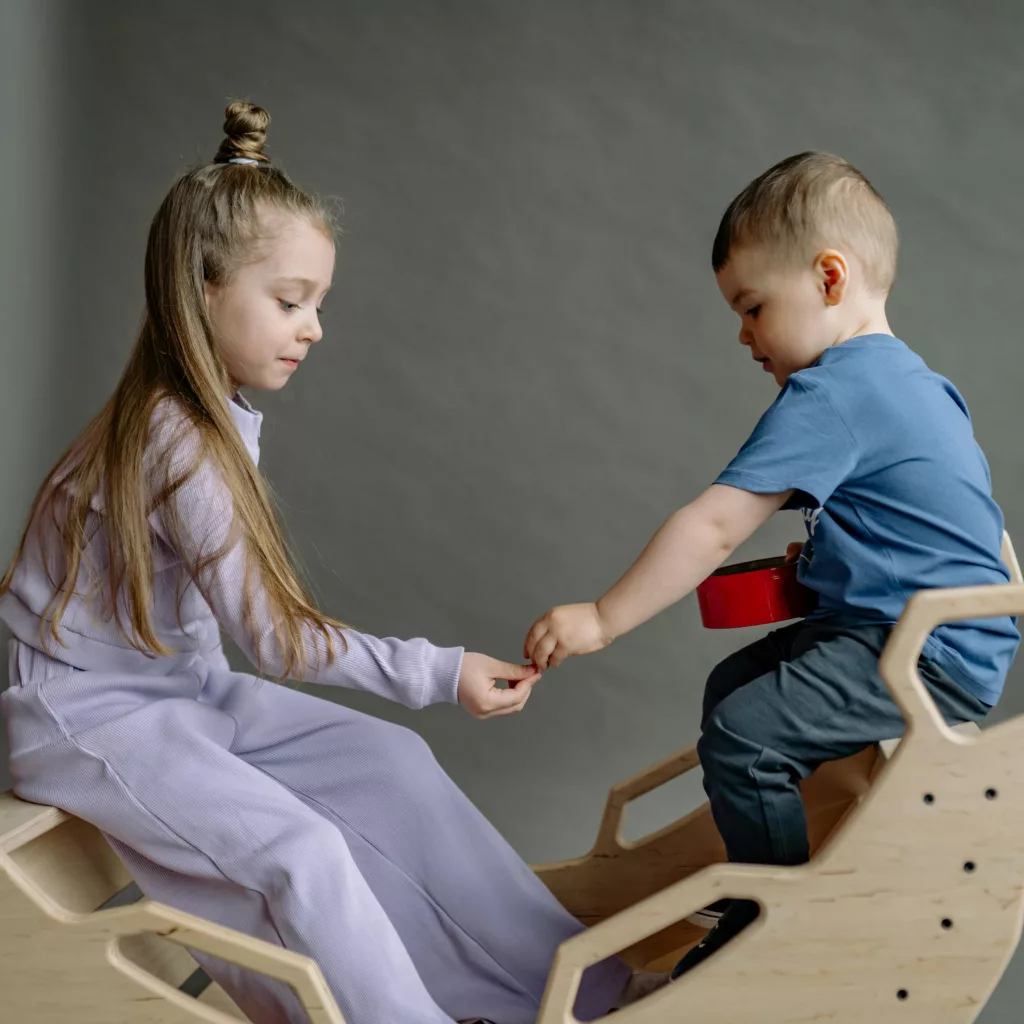 Un frère et une sœur jouent ensemble