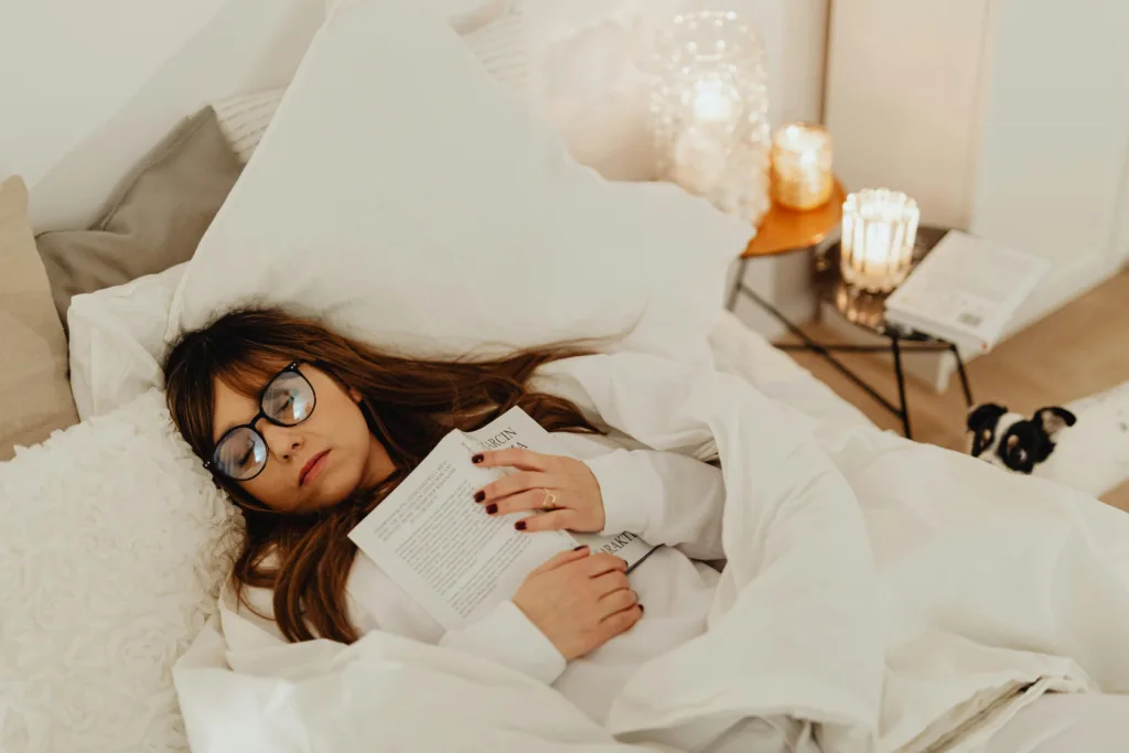 Femme lisant un roman le soir avant de dormir