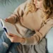 Adulte lisant un livre sur un canapé pour se détendre