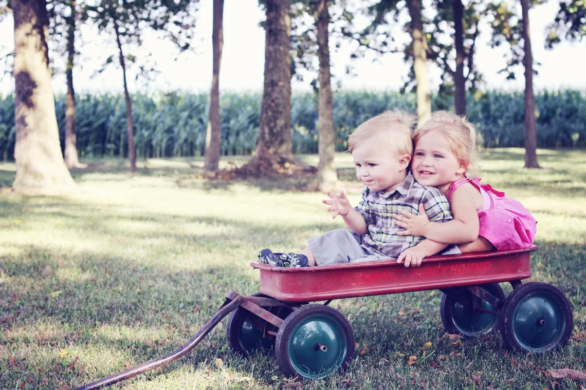 Deux enfants jouent dans un parc