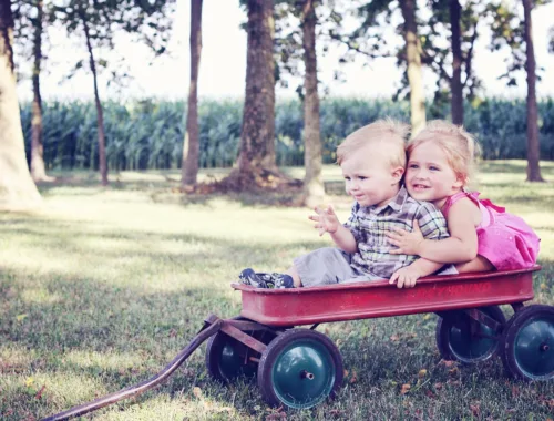 Deux enfants jouent dans un parc