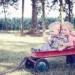 Deux enfants jouent dans un parc