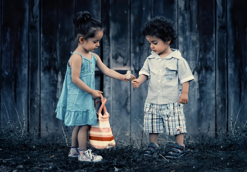 Deux enfants jouent dehors