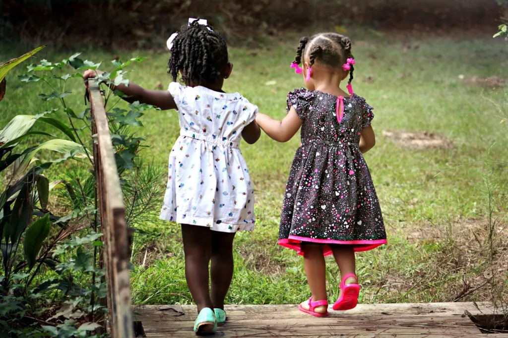 Deux petites filles jouent dans un parc