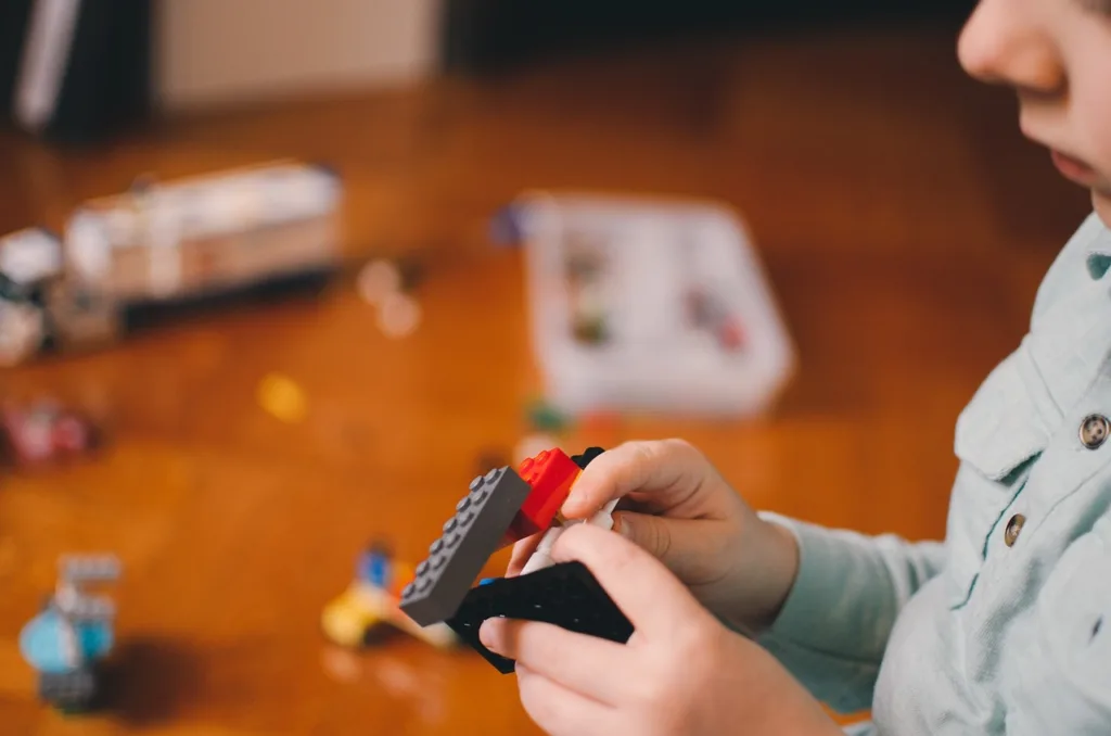Un petit garçon joue aux Legos