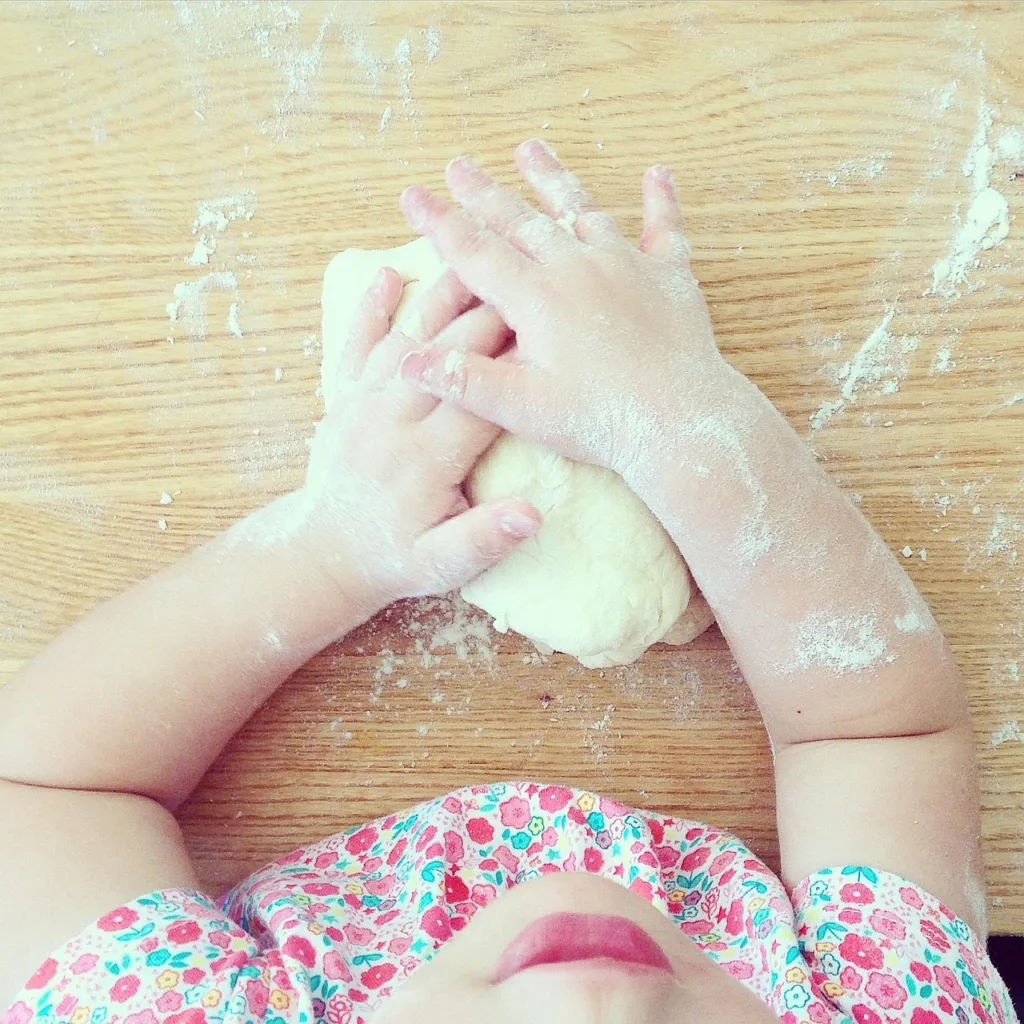 Un jeune enfant fait de la cuisine