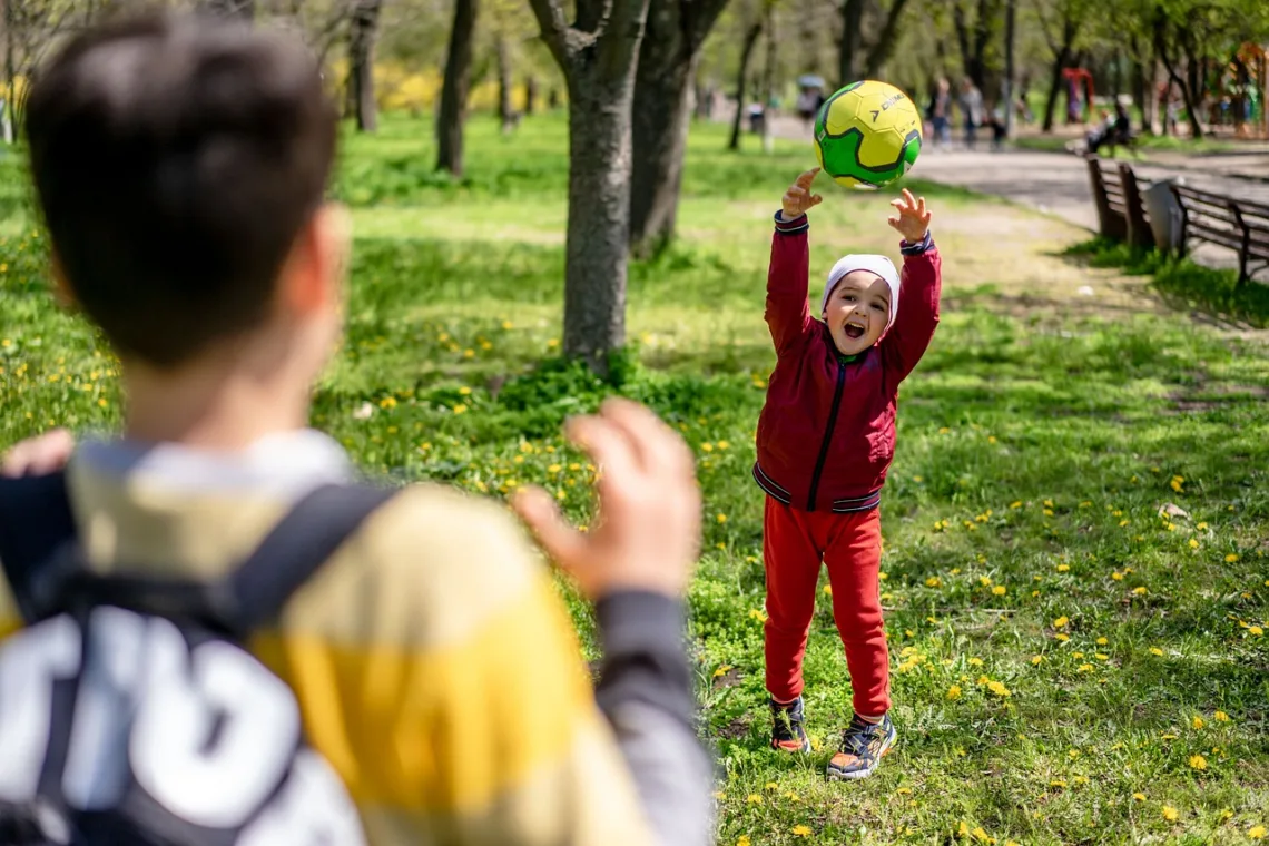 Enfants qui jouent dans un parc