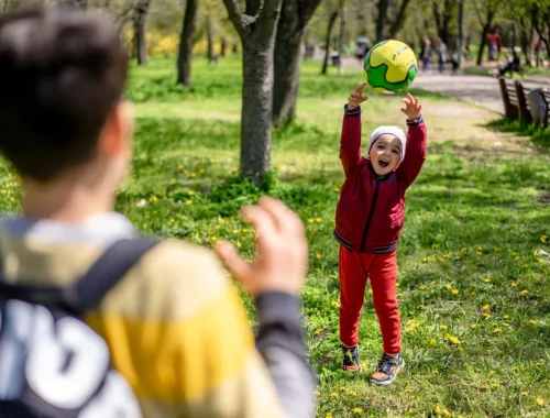 Enfants qui jouent dans un parc