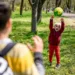 Enfants qui jouent dans un parc