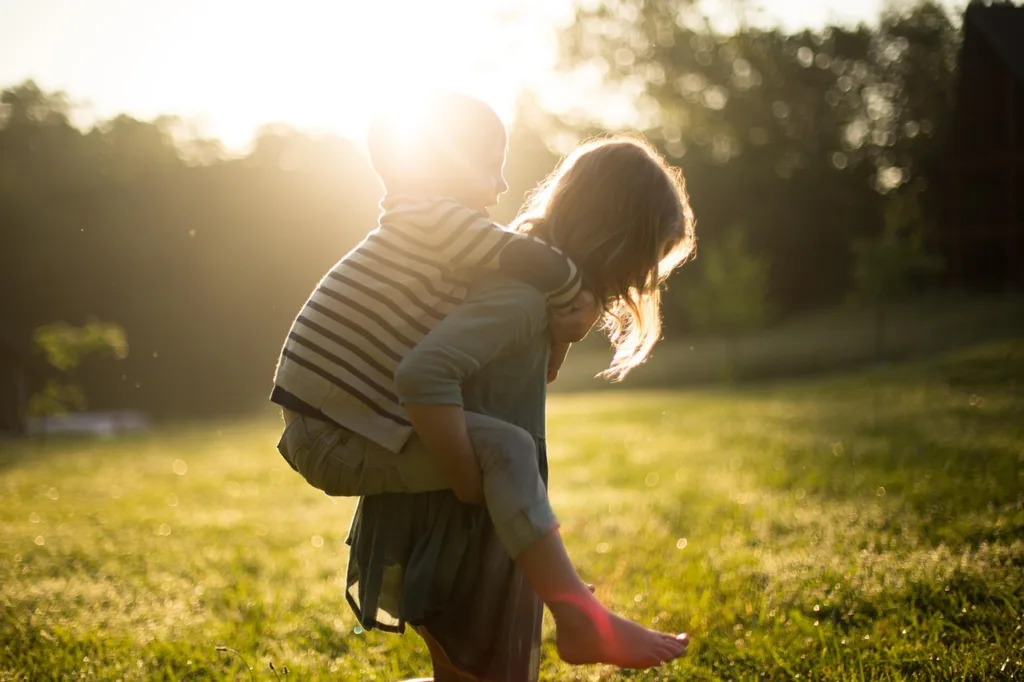 enfants qui sont dans un parc