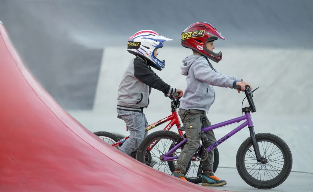 Deux garçons font du bmx