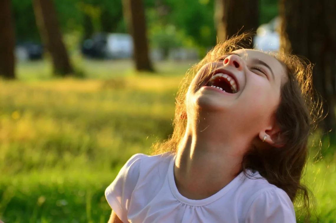 Petite fille qui éclate de rire