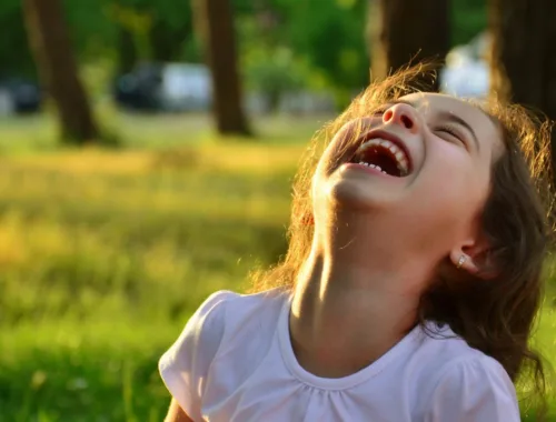 Petite fille qui éclate de rire