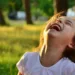 Petite fille qui éclate de rire