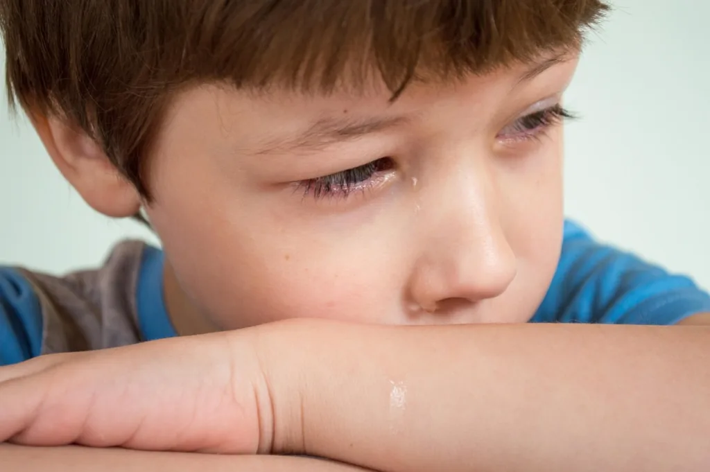 Petit garçon qui est triste