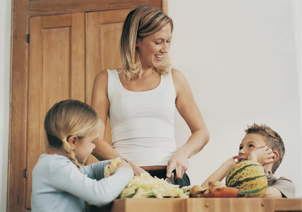 Une maman prépare à manger avec ses enfants
