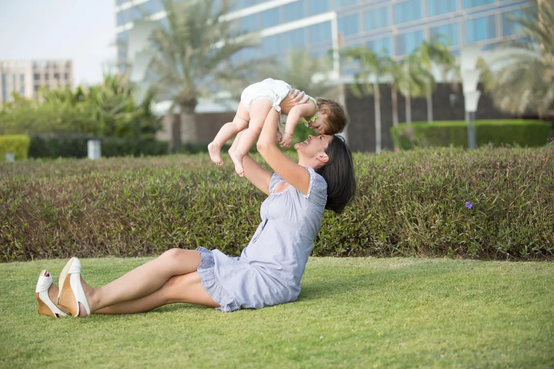 Une maman et son enfant dans un parc