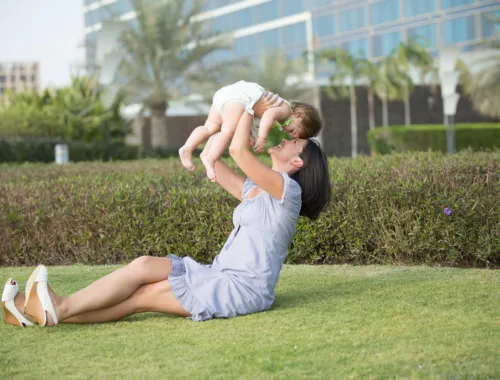 Une maman et son enfant dans un parc