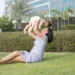 Une maman et son enfant dans un parc
