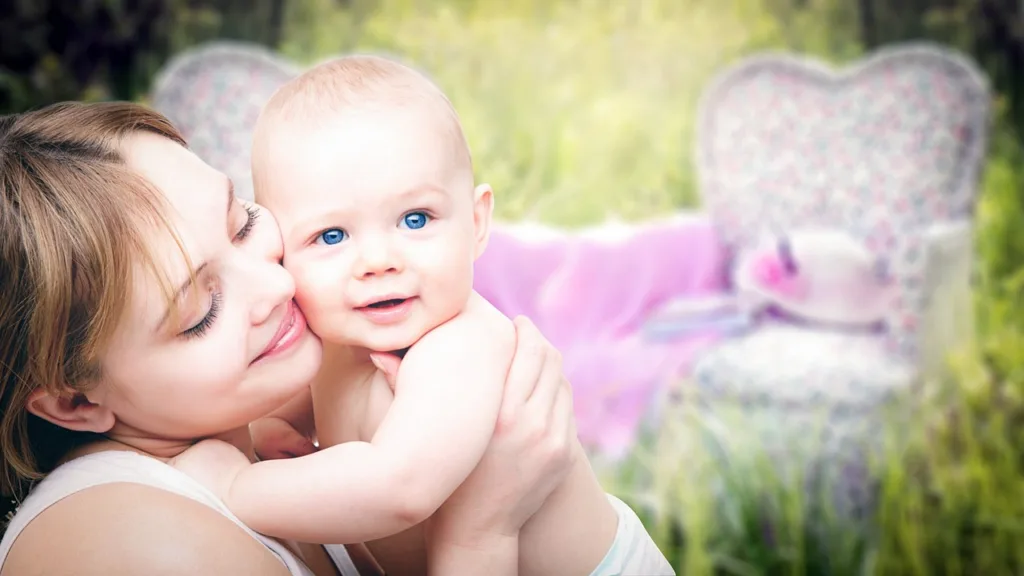 une maman avec son bébé