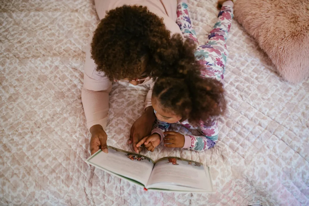 Une maman lit un livre avec sa petite fille