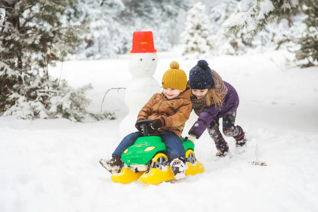 Des enfants jouent dans la neige