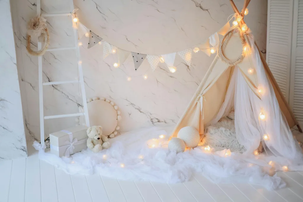 Coin lecture avec tipi, tapis moelleux et lumière