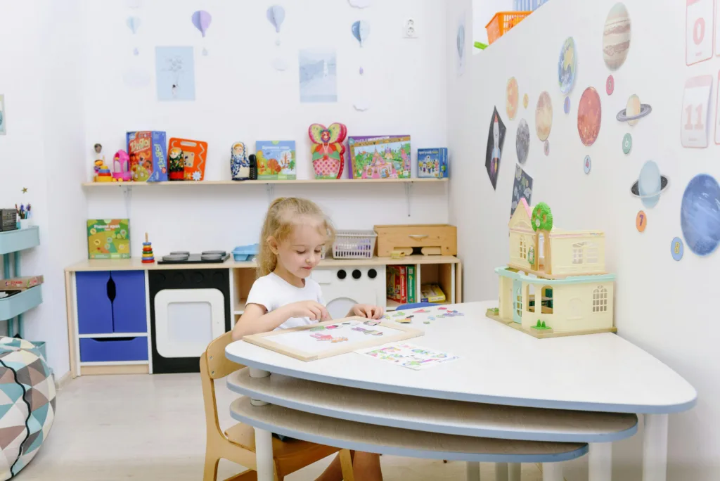 Une petite fille joue dans sa salle de jeux