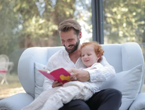 Un papa lit un livre avec son enfant