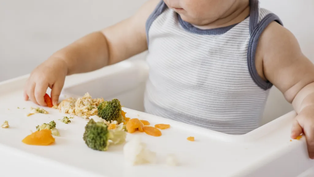 Un bébé teste la nourriture : diversification alimentaire