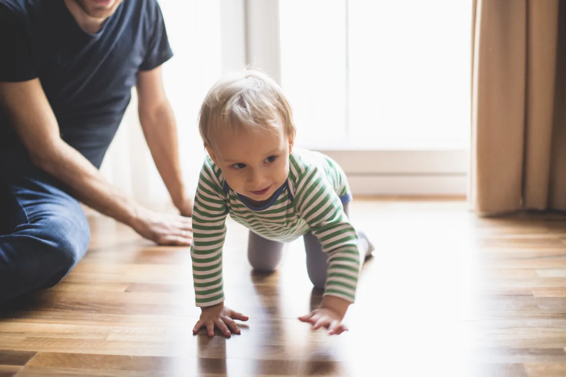 Enfant qui fait du quatre pattes