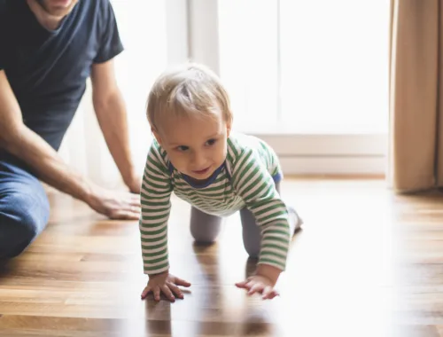 Enfant qui fait du quatre pattes