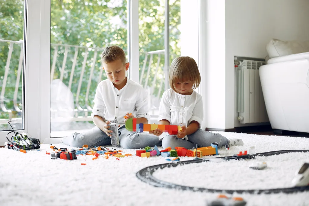 Des enfants jouent dans le salon
