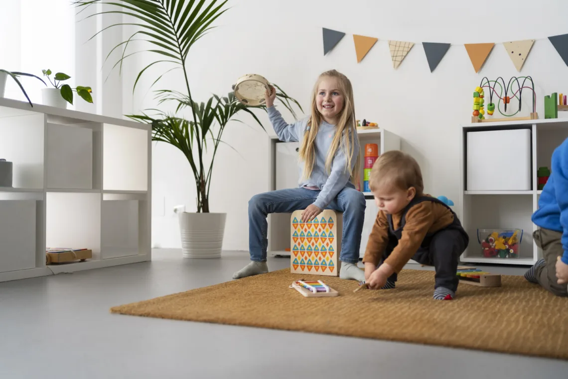Des enfants jouent ensemble dans le salon