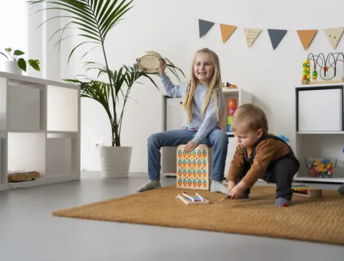 Des enfants jouent ensemble dans le salon