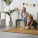 Des enfants jouent ensemble dans le salon