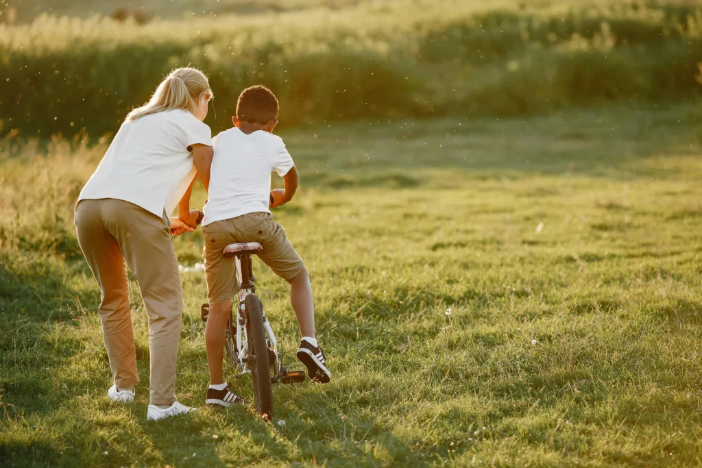 Slow parenting : Une maman apprend à sa fille à faire du vélo