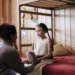 Une maman discute avec sa fille dans sa chambre
