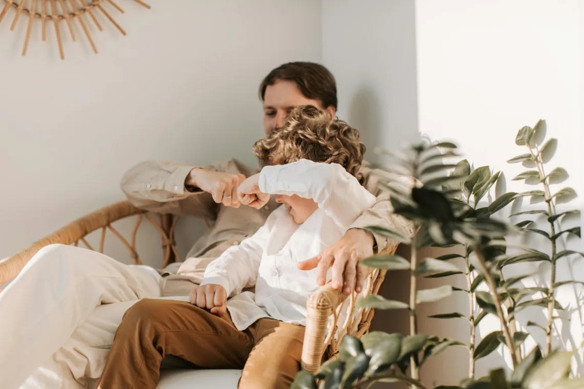 Slow parenting : Un papa fait un câlin avec son enfant