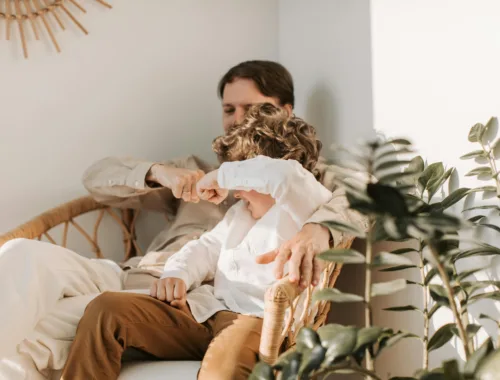 Slow parenting : Un papa fait un câlin avec son enfant