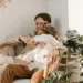 Slow parenting : Un papa fait un câlin avec son enfant