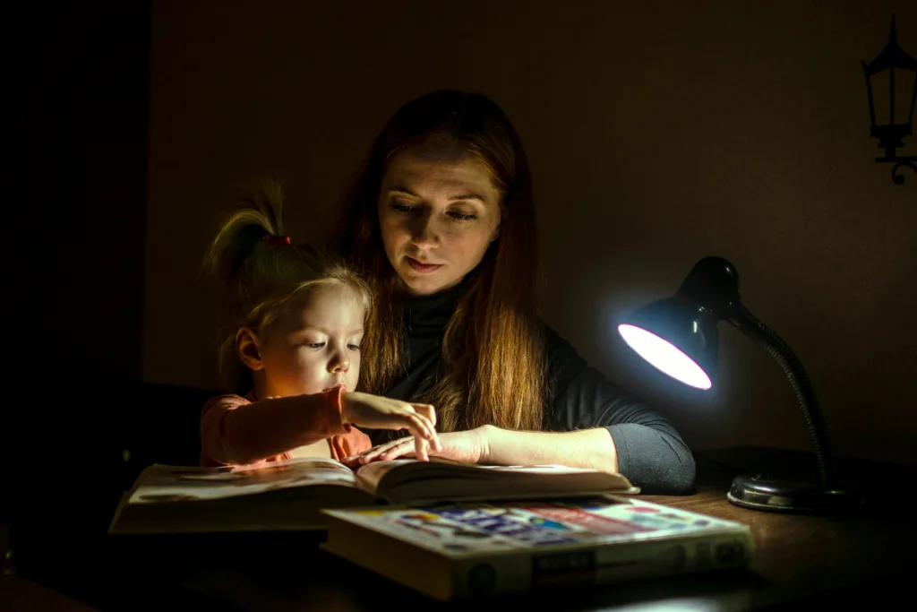 Une maman lit un livre avec sa petite fille
